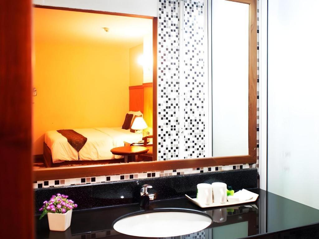 Nh Elegant Hotel Sakon Nakhon Exterior foto