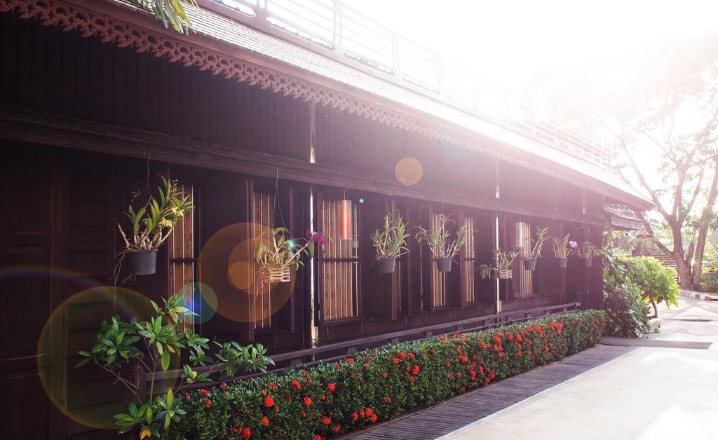 Nh Elegant Hotel Sakon Nakhon Exterior foto